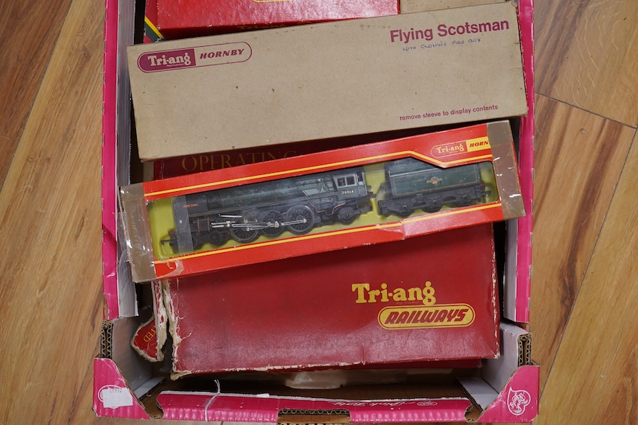 Nineteen boxed Tri-ang Railways, Tri-ang Hornby, etc. 00 gauge railway items, including six locomotives; a Flying Scotsman, two Britannia Class locomotives, a Princess Royal Class locomotive, a Class 3MT, and an LMS 0-6-